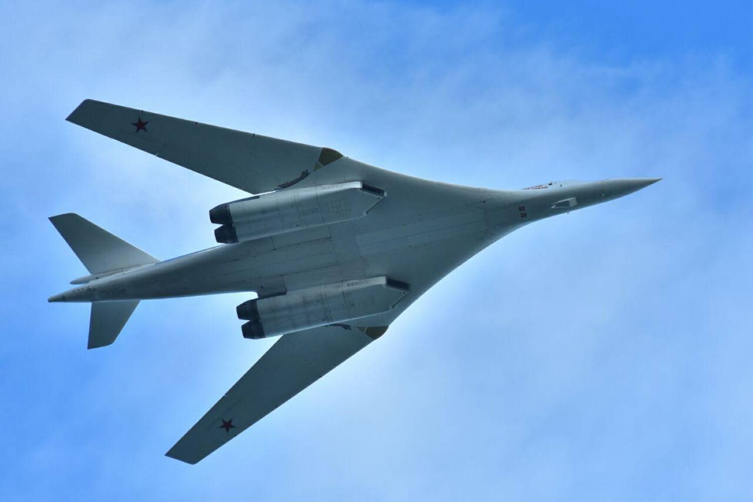 Ту 160м сколько. Белый лебедь самолет ту 160. Ту-160м белый лебедь. Ту-160 сверхзвуковой самолёт. Стратегический бомбардировщик белый лебедь.