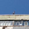 Только после разговора с девушкой угрожавший в Казани самоубийством мужчина спустился с крыши