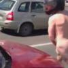 Голый парень в шлеме мотоциклиста бегал по проспекту в Челнах (ВИДЕО 18+)