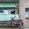 Житель Казани паркует личный транспорт к балкону (ВИДЕО) 