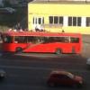 На улице Восстания красный автобус снес столб (ФОТО)