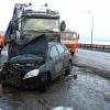 Грузовик столкнулся с двумя автомобилями и повис на мосту в Татарстане (ФОТО)