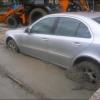 Автомобили жителей одного из казанских дворов залило бетоном