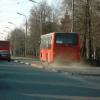 Красный автобус в Казани скрылся с места ДТП