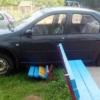 В Татарстане автомобиль задавил девушку, которая сидела на скамейке во дворе дома