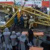 Момент падения башенного крана на дорогу в Омске сняли на ВИДЕОрегистратор, есть погибшие