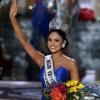 Скандал на конкурсе красоты "Мисс Вселенная": корону победительницы надели не на ту девушку (ФОТО)
