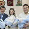 Мэр Казани поздравил молодую семью с рождением сыновей-тройняшек
