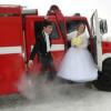В Челнах на свадьбе жених покатал невесту на пожарной машине
