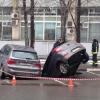 В Москве несколько автомобилей провалилось в яму (ФОТО)