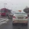 В Казани трамвай задним ходом протаранил несколько автомобилей на перекрестке (ВИДЕО)