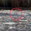 Два рыбака, зажатые в лодке под мостом через Вятку, уплыли от спасателей, увидев их