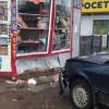 В Казани Audi вылетела на тротуар, сбила двух школьниц и врезалась в киоск