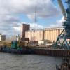 В Казани ветер повалил плавучий кран на грузовой теплоход (ФОТО)