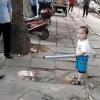 ВИДЕО, где малыш из Китая, защищает бабушку от полицейских, «взорвал» интернет