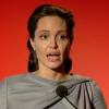 Анджелина Джоли испугала телезрителей костлявыми коленками (ФОТО)