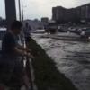 В Казани мужчины "ловили" рыбу на затопленной дождем трассе (ВИДЕО)