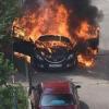 Mazda сгорела дотла во дворе на улице Сахарова в Казани (ВИДЕО)