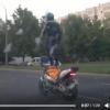 В Челнах мотоциклист-акробат устроил переполох на проспекте Мира (ВИДЕО)
