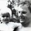Детское фото Ксении Собчак с отцом произвело фурор в Сети