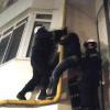 В Татарстане мужчина застрял на высоте четвертого этажа между трубой и домом