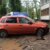 В Казани «неадекватный» водитель проехался по газону, выехал на встречку и бросил машину во дворах (ВИДЕО)