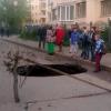 В Казани на дороге обвалился асфальт, образовав яму глубиной 2 метра (ФОТО)