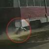 Трамвай сотни метров тащил по земле пассажира, ногу которого зажало дверьми (ВИДЕО)