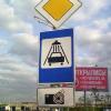 Сюрреализм на дорогах Казани: знаки в кустах, фотофиксация грязных авто и дважды опасные повороты