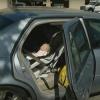 Младенец, запертый в машине, не дышал. Но когда люди разбили окно, они обнаружили жуткую правду 