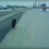 В Татарстане отвалившееся от автомобиля колесо угодило в дорожников (ВИДЕО)