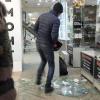Погром в ТЦ "Алтын" устроили из-за неотремонтированного телефона (ВИДЕО)