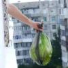 Жильцы дома в Казани ищут управу на соседей, которые выбрасывают мусор из окна квартиры