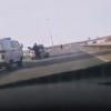 На трассе в Татарстане девушка с моста упала на автомобиль (ВИДЕО)