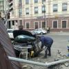 В центре Казани Hyundai протаранил внедорожник, фонарный столб и врезался в забор (ВИДЕО)