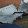 В Казани сорванная ветром кровля упала на припаркованные автомобили (ФОТО)