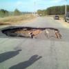 В Татарстане посреди дороги образовалась огромная яма: обрушился асфальт