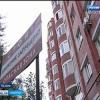 Жители казанской многоэтажки боятся, что их дом рухнет (ВИДЕО)