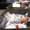 Девочка спасла выброшенного в мусорный бак новорожденного младенца
