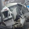 В Казани грузовик на полной скорости врезался в «Ладу», а затем в столб, несколько автомобилей засыпало цементом
