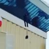 В Казани мужчина сорвался с крыши «Баскет холла» во время уборки снега (ВИДЕО)