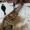 Строительный кран упал в центре Казани