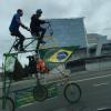 Бразильский болельщик приехал в Казань на двухэтажном велосипеде