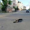 В центре Казани после провала асфальта образовалась метровая яма 