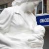 У роддома в Татарстане установили памятник кормящей матери из бинтов