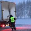 Автоинспекторы спасли замерзающего в сломанной фуре дальнобойщика из Белоруссии (ФОТО)