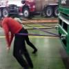 В Набережных Челнах два парня смогли протащить за собой грузовик «КАМАЗ» (ВИДЕО)