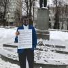 Возле КФУ появилась фигура убитого темнокожего студента с посланием жителям Татарстана (ФОТО)