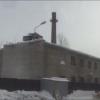 В Казани сняли на ВИДЕО, как мини-экскаватор сбрасывает снег с крыши здания