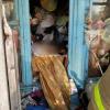 В захламленной казанской квартире под мусорными мешками спасатели обнаружили тело пожилой женщины (ФОТО)